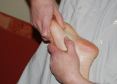 Thomas Teichert bei einer Fußreflexzonenmassage